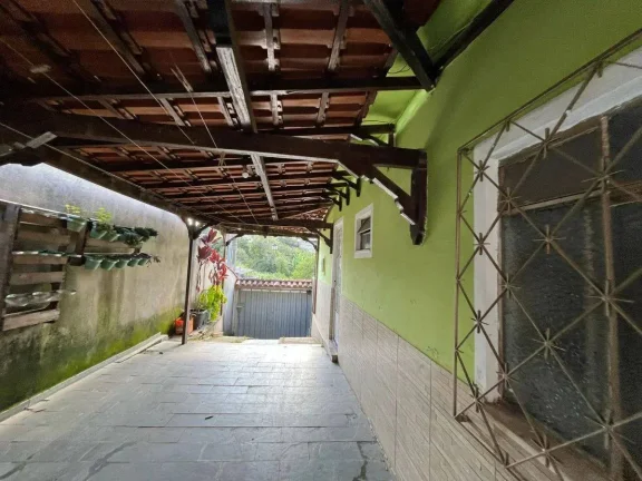 Imagem Casa Ampla e Segura com Grande Área Externa e Horta – 3 Quartos e Vagas para 4 Carros!