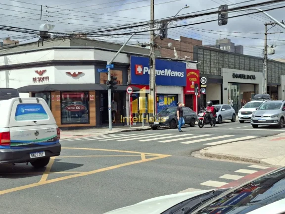 Imagem Imóvel comercial à venda em localização estratégica no Bacacheri, em terreno de esquina com gra...