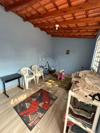 Imagem Charmosa Casa com 2 Quartos, Edícula e Amplo Quintal - Ambientes Frescos e Arejados