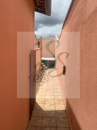 Imagem Venda de casa no Jardim Santa Lúcia, Campinas. 3 dormitórios com ventilador, sala com ventilador, 2 banheiros sendo 1 com box, 2 cozinhas sendo 1 com