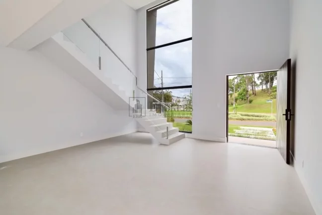 Imagem Casa com 4 suítes e 4 vagas à venda no condomínio Caledônia em Camboriú/SC