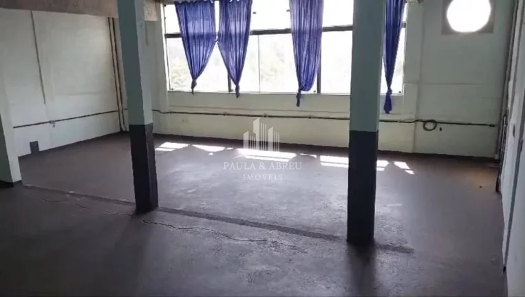 Imagem Aluga-se Salão Comercial de 200m², Energia Trifásica, Acesso 17 degraus, Churrasqueira, Banheiros no Jardim Campo Verde, Mauá-SP