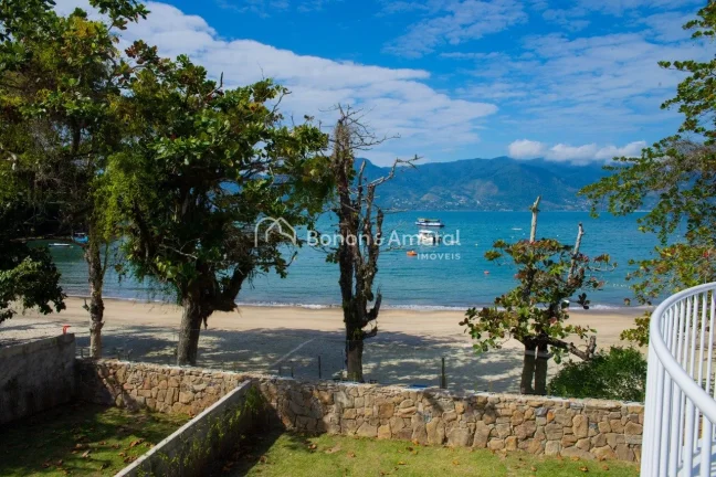 Imagem Casa a venda frente ao mar na Praia das Cigarras em São Sebastião, localizada em condomínio fecha...
