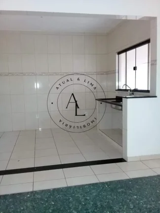 Imagem Casa Aconchegante com 3 Quartos (1 Suíte), Quintal e Jardim na Frente!