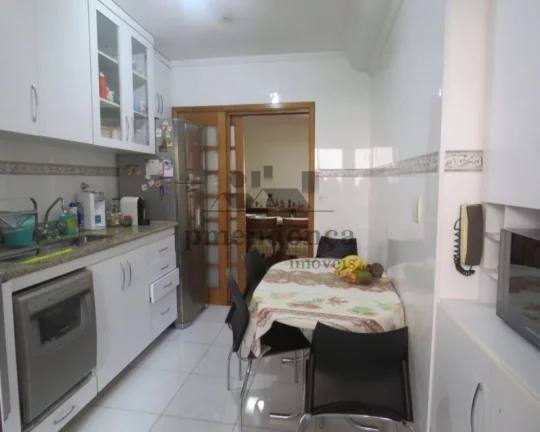 Imagem Apartamento totalmente reformado, living para 2 ambientes, 3 dormitórios sendo 1 suíte, banheiro s...
