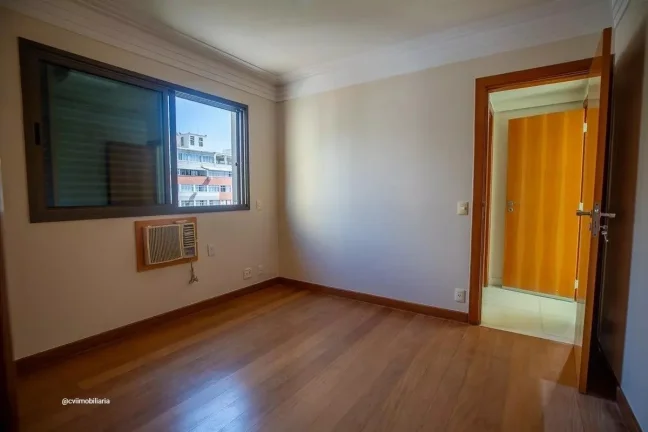 Imagem Este espaçoso apartamento de 336 metros quadrados oferece o equilíbrio perfeito entre conforto e p...
