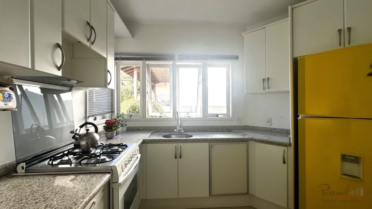 Imagem Esta linda casa em Cacupé tem tudo o que você e sua família procuram. Uma casa ampla, bem constru...