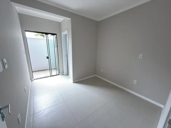 Imagem 02 Suítes, térreo com excelente padrão de acabamento e perto da Praia, esse apartamento em Gravatá, Navegantes. Adriano Carpes Imóveis Vende