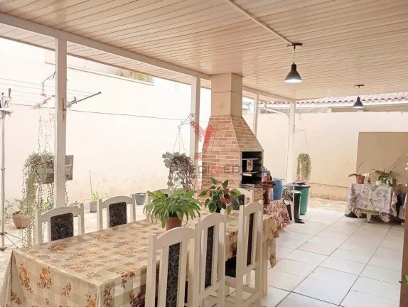 Imagem Casa no Bairro Santa Regina: Terreno Inteiro e Muito Espaço