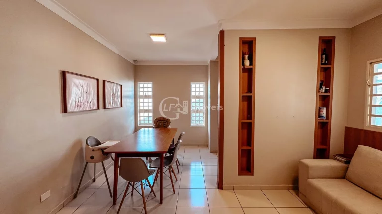 Imagem Imperdível: Casa à venda em Campo Grande-MS no Carandá Bosque II! 3 quartos, 2 suítes, 3 salas, 4 banheiros, 2 vagas, 180,41 m².