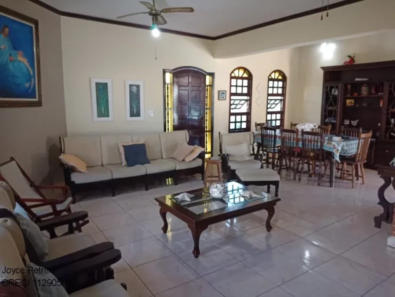 Imagem Casa á venda em Peruíbe com 4 dormitórios, piscina e ampla área de lazer a apenas 550m da praia. Aproveite!!!