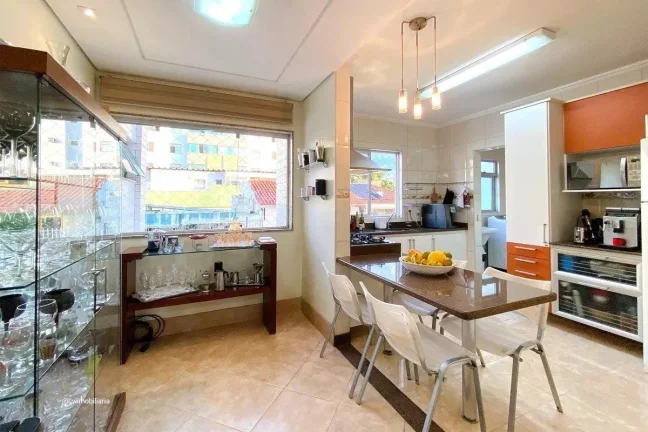 Imagem Este espaçoso apartamento oferece uma combinação perfeita de conforto e conveniência. Com quatro...