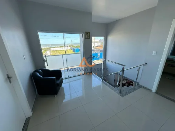 Imagem Sobrado de 4 dormitórios, sendo 1 suíte a 50m do mar no bairro Meia Praia, em Navegantes - Adriano Carpes Imóveis vende