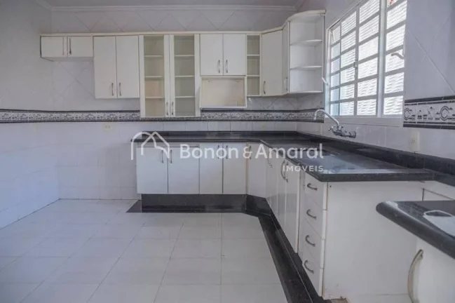 Imagem Belíssima e espaçosa casa térrea, com 287 m² de área construída. A residência possui 3 quarto...
