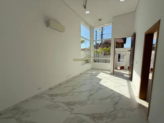 Imagem Casa térrea alto padrão com pé direito duplo, apenas 150 metros da praia
