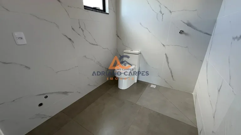 Imagem Sobrado Geminado com 02 suítes, novo e pronto para morar na Praia de Gravatá, Navegantes, SC. Adriano Carpes Imóveis Vende