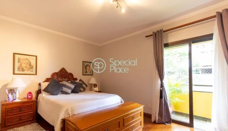 Imagem Espaçoso apartamento à venda com 4 quartos, sendo 4 suítes, e 6 banheiros no total, 2 quartos de ...