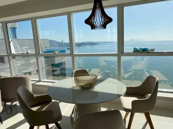 Imagem Apartamento com 4 suítes, 4 vagas de garagem no Centro de Balneário Camboriú