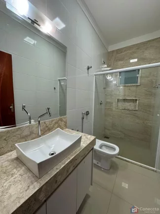 Imagem Casa à Venda no Bairro Planalto em Patos de Minas – 3 Quartos, Suíte com Hidro e Área Gourmet