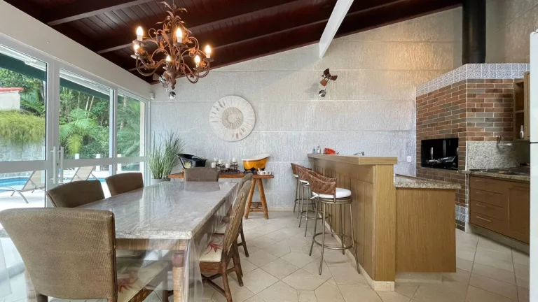 Imagem Casa de Luxo à Venda em Riviera de São Lourenço Módulo 30: 4 quartos, 1 suíte, 2 salas, 4 vagas, 220m² de área. Aproveite!