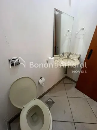 Imagem A casa possui um amplo espaço interno, com 3 quartos, sendo uma suíte com varanda, todos equipados...