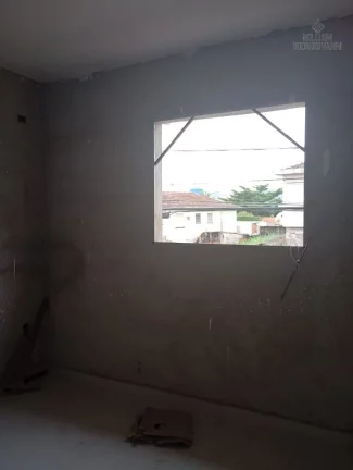 Imagem Casa tipo sobrado, independente , garagem c/vaga livre e quintal em São Vicente!