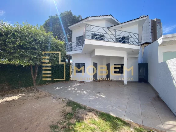 Casa Comercial de Alto Padrão para Locação em Sinop-MT - Setor Comercial 6 salas, 3 banheiros, 4 vagas de garagem 217m².