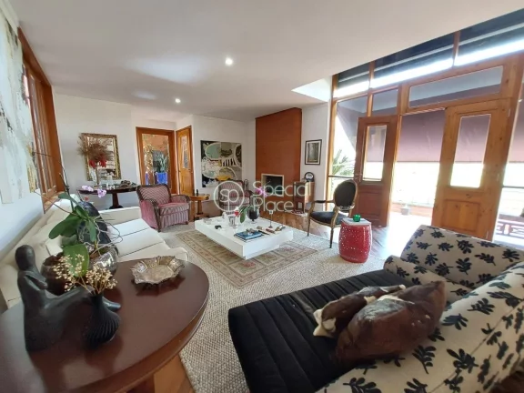 Charmosa e elegante casa em estilo praiano, com muitas janelas, bem iluminada e arejada disponível ...