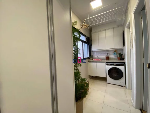 Imagem Amplo apartamento no Embaré com 2 dormitórios, suíte, dependência completa e 1 vaga demarcada