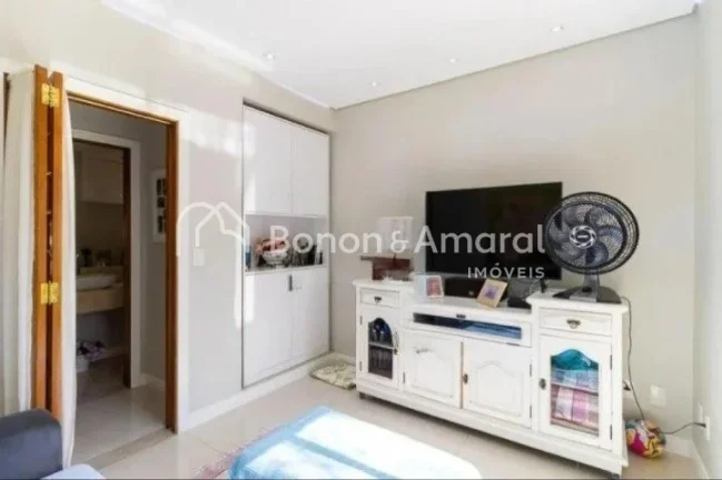 Imagem Casa estilo sobrado com linda vista da varanda, 263m² de área construída, muito bem distribuída ...
