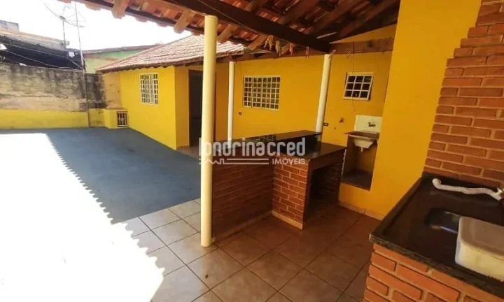 Imagem Linda casa no Jardim Lindóia com 112m², 2 quartos (1 suíte), sala em 2 ambientes, churrasqueira, garagem e ampla área gramada nos fundos