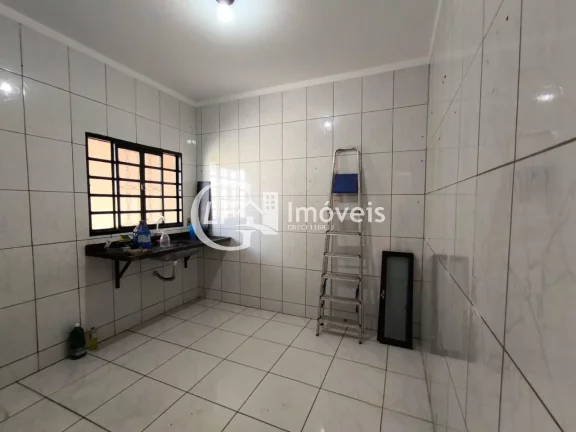 Imagem Casa para locação em Campo Grande-MS, no Jardim Colúmbia: 2 quartos, 1 sala, 1 banheiro e 3 vagas de garagem!