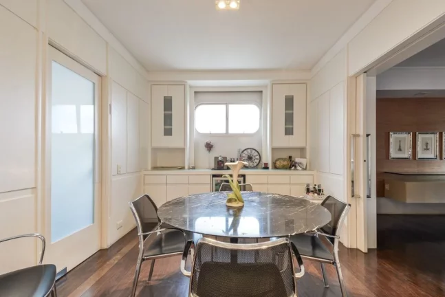 Imagem Apartamento reformado com 4 dts (2 suítes) e 5 vagas, com vista Pacaembu