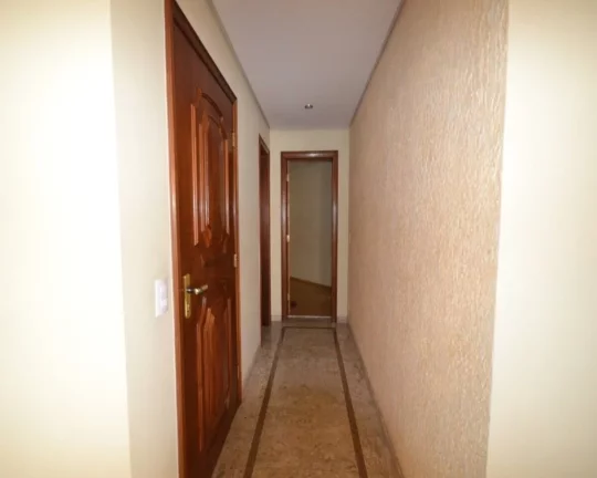 Imagem Apartamento com piso de madeira e armários! Amplo living para 2 ambientes, terraço, lavabo, 4 dorm...