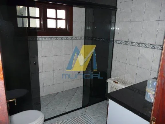 Imagem Descubra o charme atemporal deste sobrado com arquitetura clássica, perfeito para quem valoriza esp...