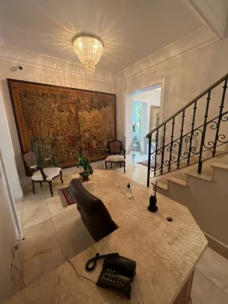 Imagem Venha conhecer esta magnífica casa disponível para aluguel, localizada no desejado bairro Jardim América, em São Paulo. Com uma área total de 1215m² e