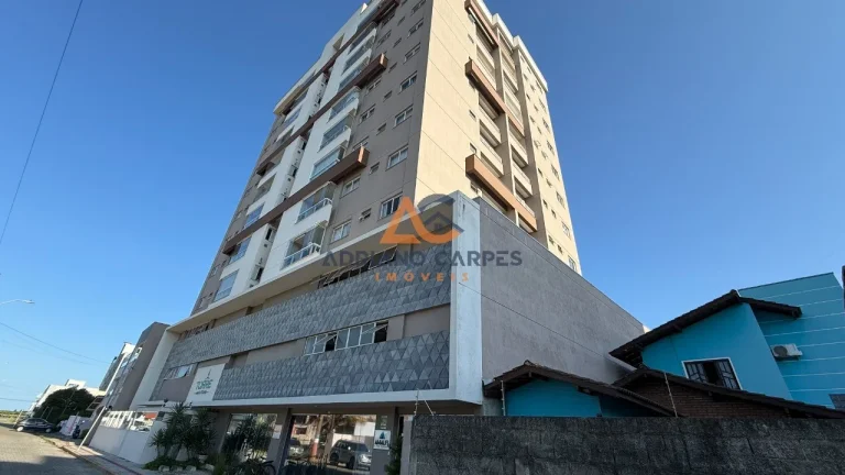 Imagem Seu 3 Quartos MOBILIADO, sendo 01 suíte no Centro de Navegantes perto da Praia e de tudo. Adriano Carpes Imóveis vende.