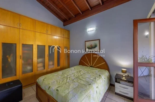 Imagem Esta charmosa residência, situada em um condomínio fechado em Valinhos/SP, oferece 1.000 m² de te...
