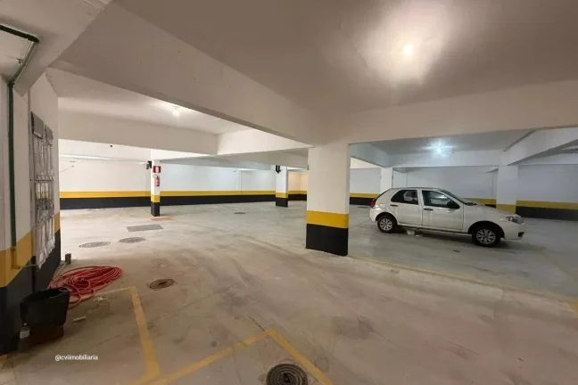 Imagem Este espaçoso apartamento está localizado na vibrante cidade de Belo Horizonte. Com quatro quartos...