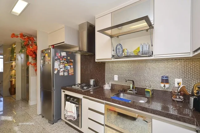 Imagem Localizado no charmoso bairro da Savassi, este apartamento mobiliado oferece uma experiência de mor...