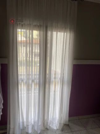Imagem Excelente sobrado, 220 metros, 3 dormitórios, 3 vagas cobertas, portão automático, quintal com churrasqueira, rua larga e tranquila.