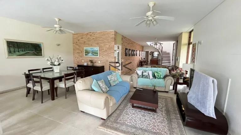 Imagem CASA EM CONDOMINIO FECHADO COM 4 SUÍTES,5 VAGAS DE GARAGEM,VARANDA GOURMET COM CHURRASQUEIRA,SALA COM 2 AMBIENTES E SALA DE ESTAR.