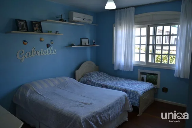 Imagem Sobrado com 04 dormitórios sendo 01 suite com closed e hidromassagem.