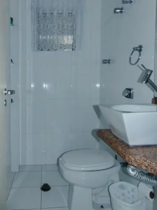 Imagem Pitangueiras - Uma quadra do mar - Totalmente reformado e decorado - Garagem no prédio - Serviço de praia.