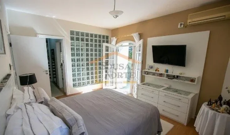 Imagem Casa em rua calma, com ampla vista e muita iluminação natural, 4 dormitórios, sendo 2 suítes com...
