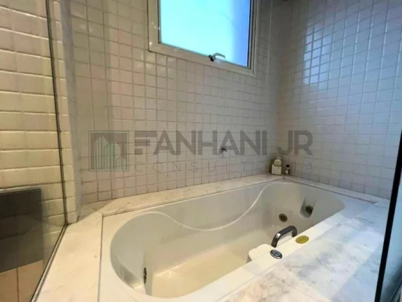 Imagem Excelente oportunidade! Imóvel amplo à venda no coração do Itaim Bibi, em São Paulo. Com 3 quartos, sendo 3 suítes, e 3 banheiros no total, este imó