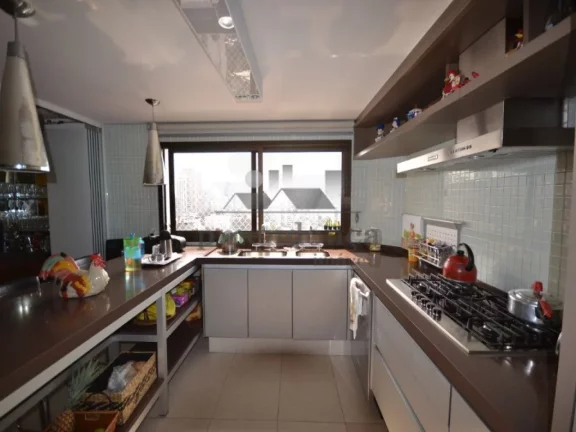 Imagem Magnífica cobertura em excelente localização!! Finamente decorada. No piso superior: cozinha amer...