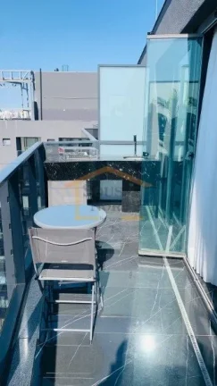 Imagem Cobertura com 70m², 1 dormitório, sendo 1 suíte, e 1 vaga de garagem, totalmente mobiliada e deco...