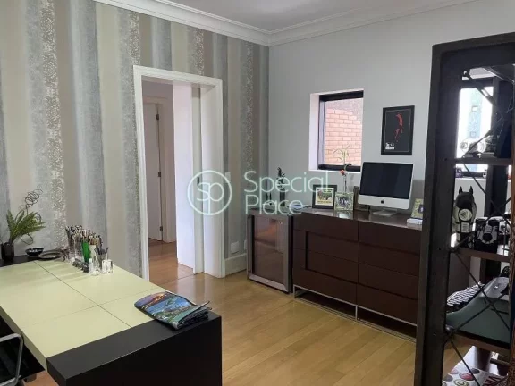 Imagem Este lindo e amplo imóvel conta com 3 quartos, sendo 3 suítes, 5 banheiros e 4 vagas de garagem de...