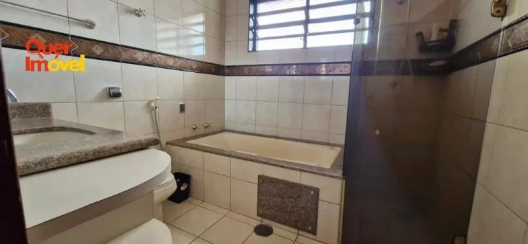 Imagem Casa à venda em Ribeirão Preto-SP, bairro Sumarezinho: 4 quartos, 1 suíte, 1 sala, 4 banheiros, 4 vagas de garagem, 249m²!
